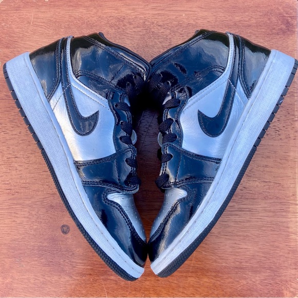 Jordan Retro 1 ‘Black Metallic’ (5.5Y) - Picture 5 of 7